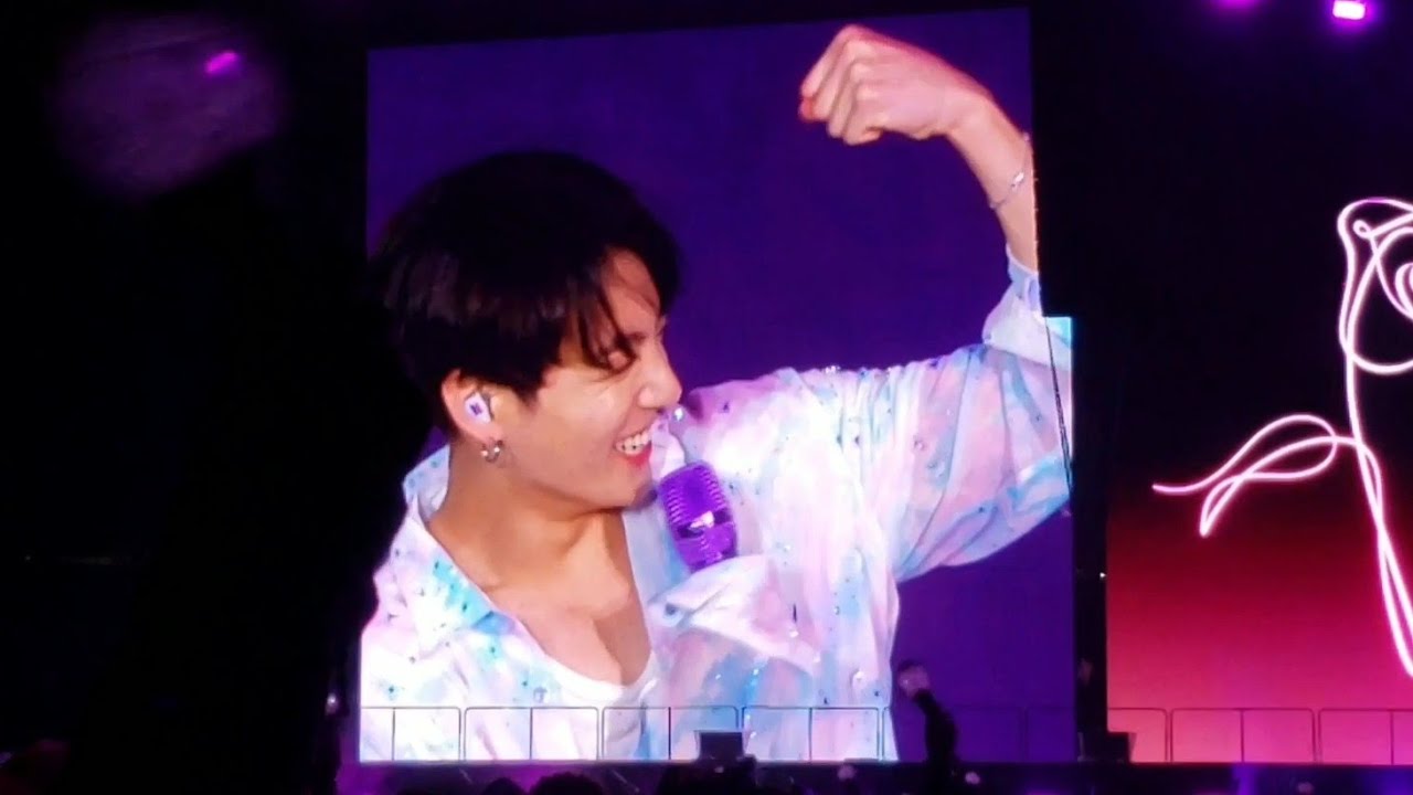 190512 Jungkook playing football @ BTS 방탄소년단 Speak Yourself Soldier Field Chicago Concert Fancam