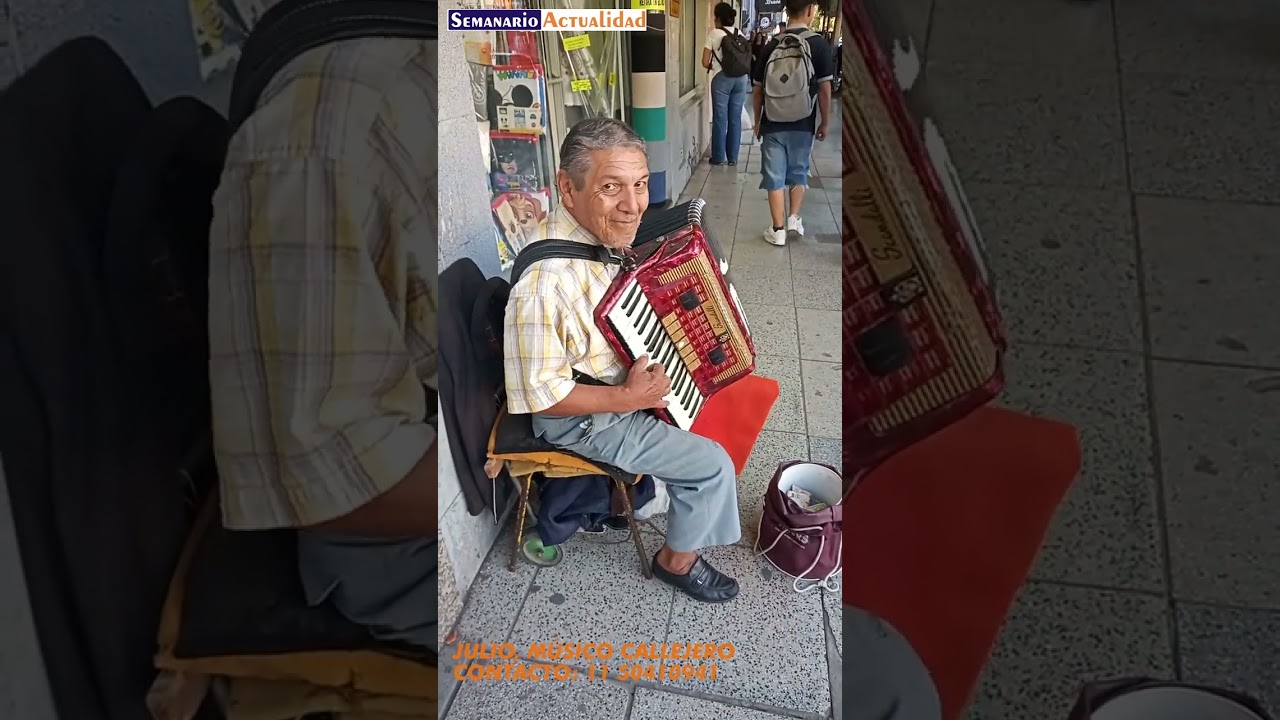 Julio, santiagueño, comparte su música en el centro de Moreno