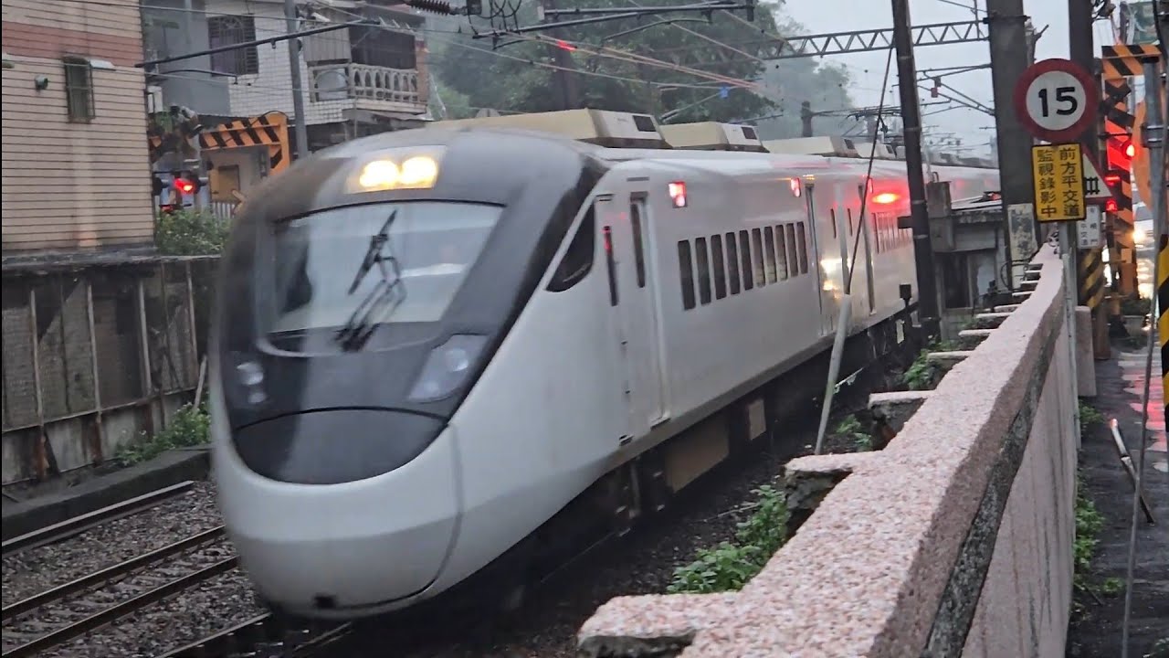 421次台東發車經由花東線開往樹林的東部超優質直達EMU3000型十二輛編組EMU3003皮蛋豆腐騰雲號紅色帶新城際自強號列車