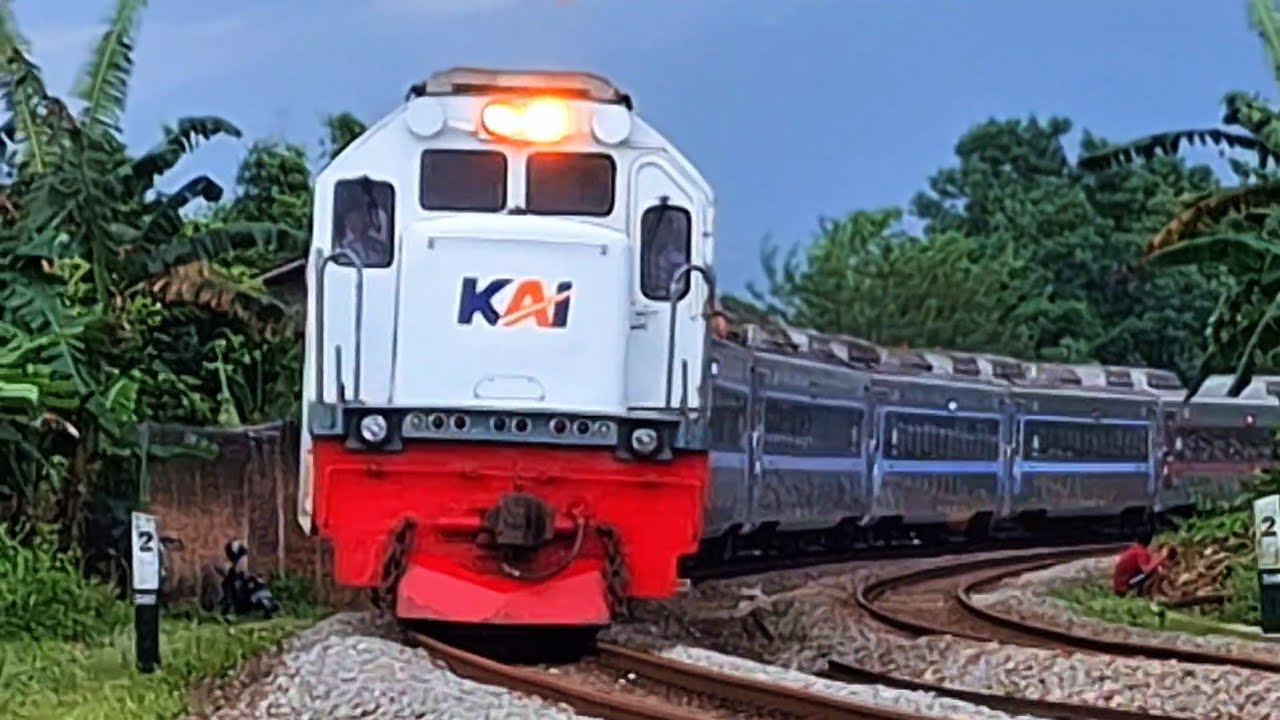 KERETA API PANJANG‼️ HUNTING 30 KERETA API NGEBUT DI PERLINTASAN MENIKUNG