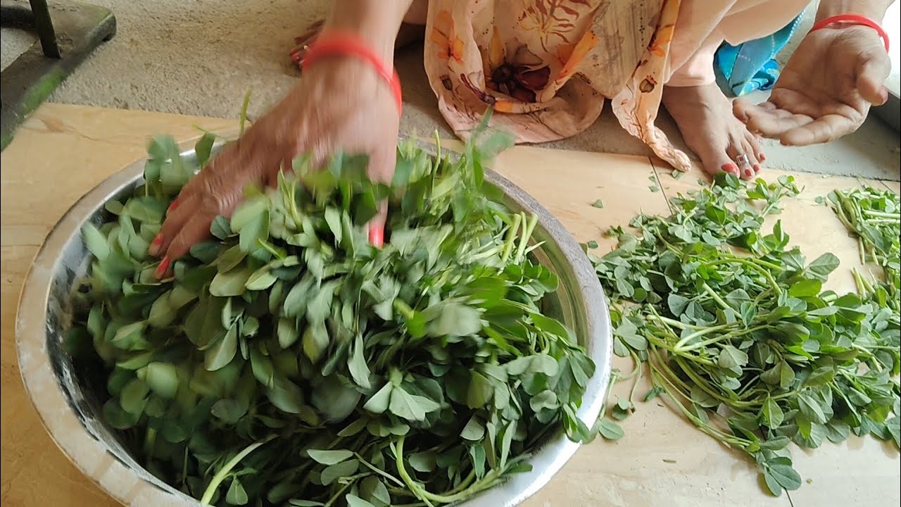 मिट्टी की हांडी में उबालकर मेथी के पराठे |Old Village Style Boiled Methi Paratha 😳