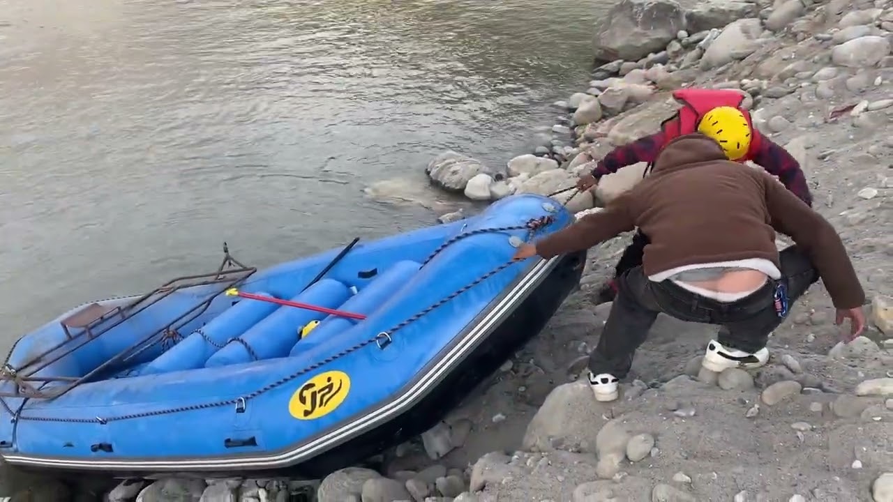 Aaj rafting boat paani me fnss gyi😰 #vlogs 