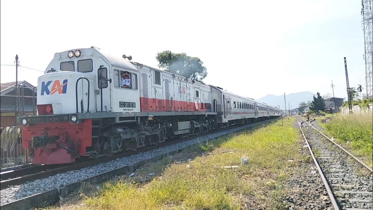 Aktifitas kereta api di stasiun Padang pagi hari 