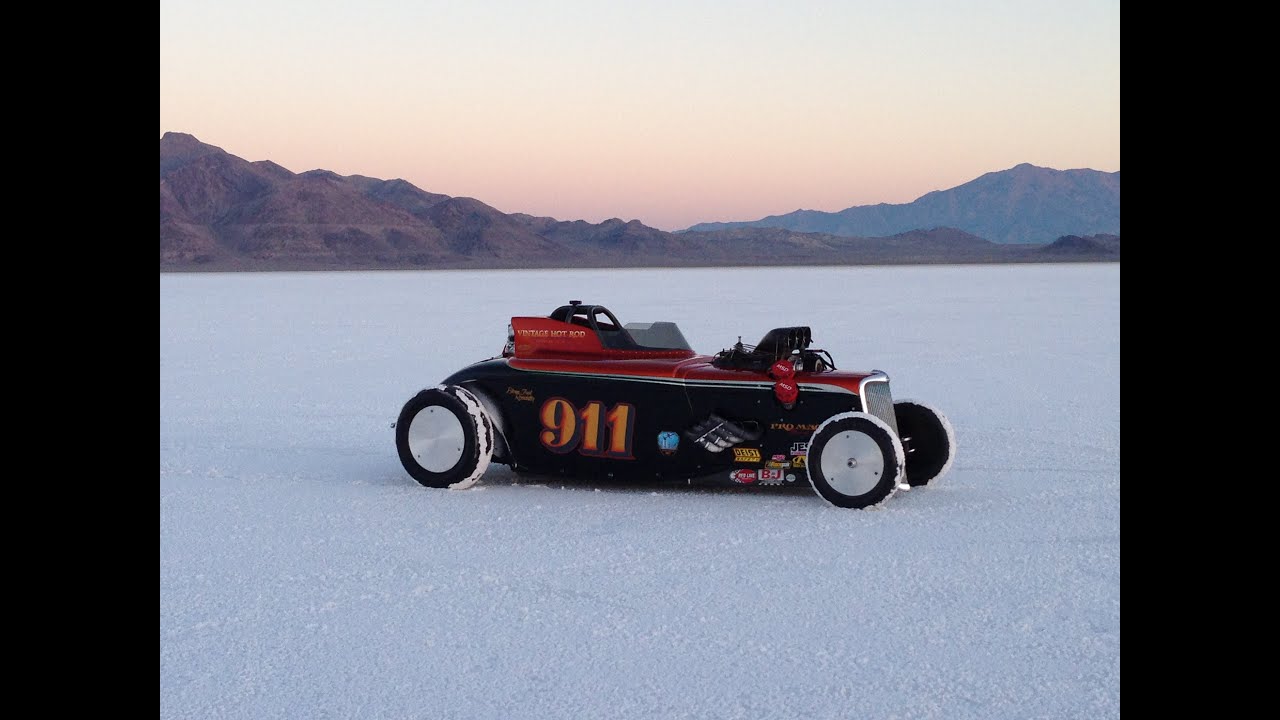 The world's fastest roadster making a pass at Bonneville with spinout