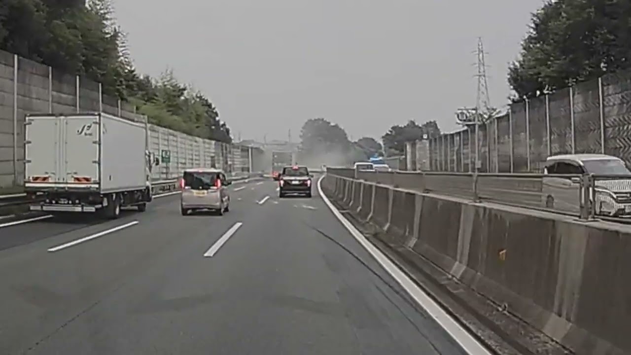 東名阪事故 　8/20　四日市　トラック横転　足場材散乱　通行止