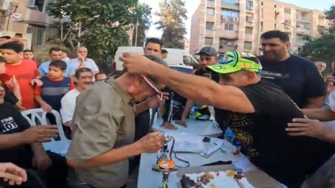 فتحي صافي مع مجموعة من الدراجين 👌💪🤝🏍🏍🇩🇿🇩🇿 قمنا بمبادرة لتكريم بعض قدماء الدراجين في ولاية البليدة 🏍