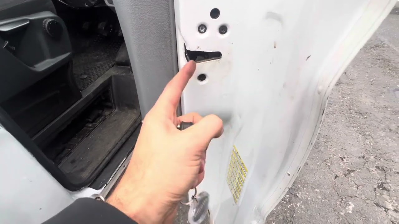 Транспортер Ford Transit не запирается (не подает звуковой сигнал).