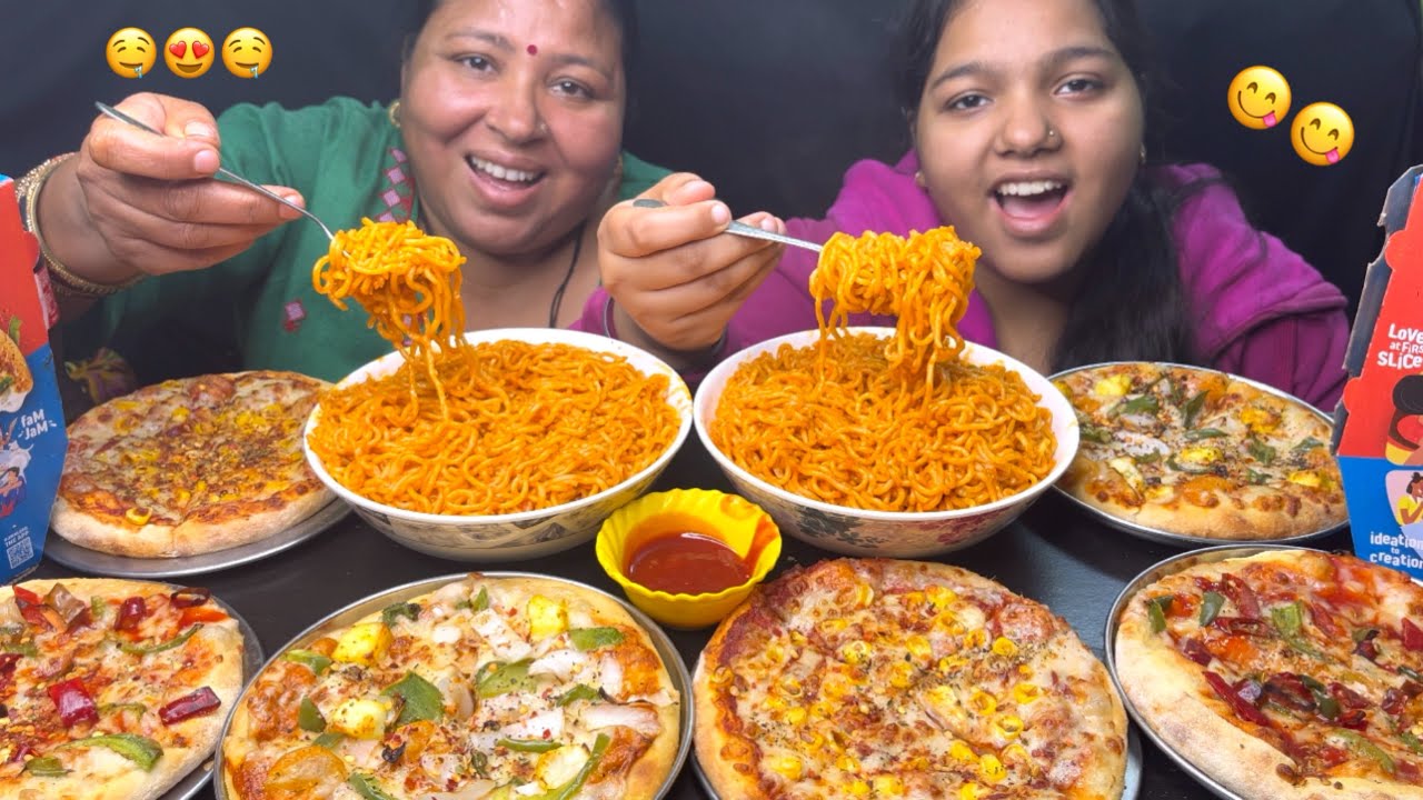 Eating😋Spicy Korean Noodles,Paneer Pizza,Capsicum Pizza,Corn Pizza,Cock ll Foodie Gd ll