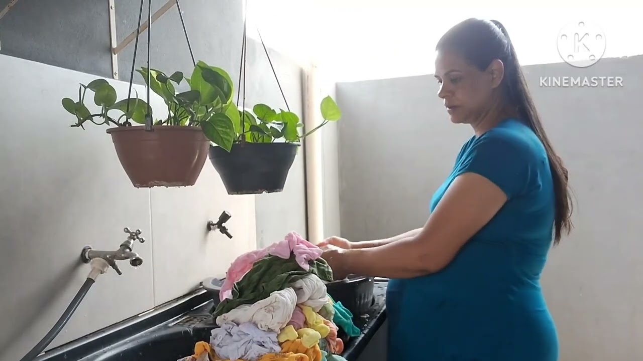Lavando roupinhas que ganhei para Cecília e Helena minhas gêmeas 