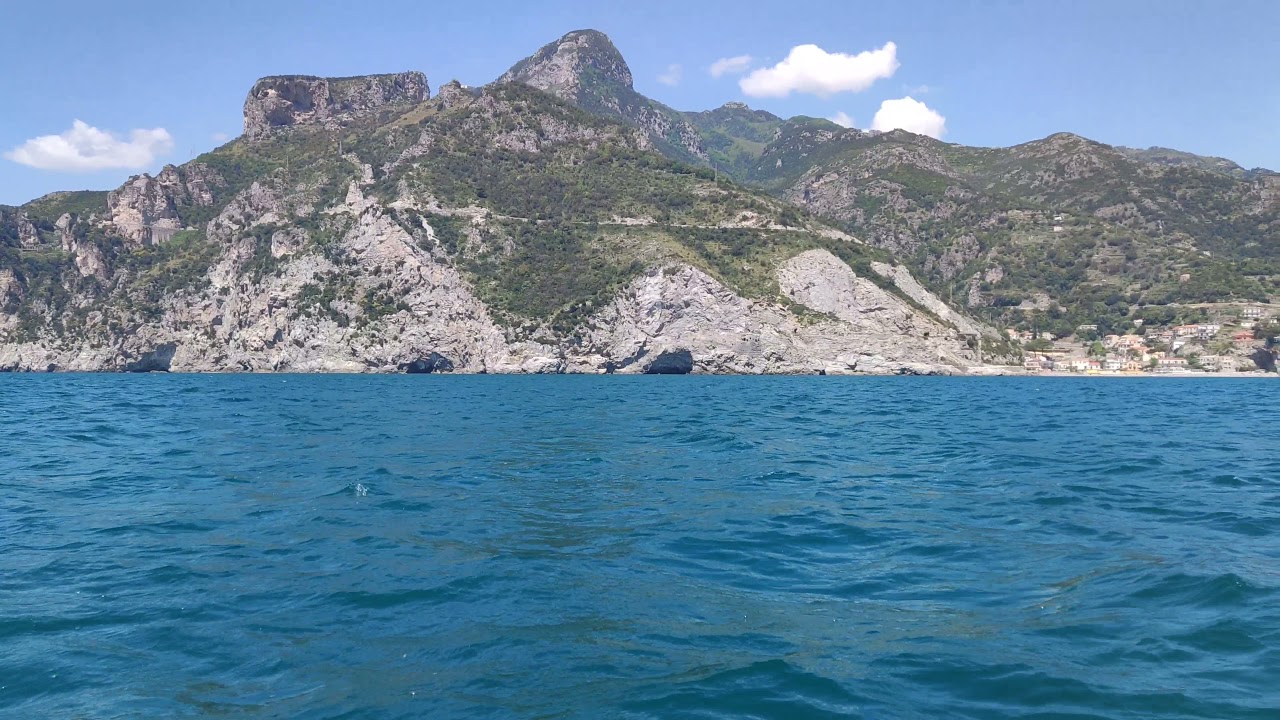 Costiera Amalfitana. Vista dal mare. Italia maggio 2021. Амальфийское побережье Италия вид с моря