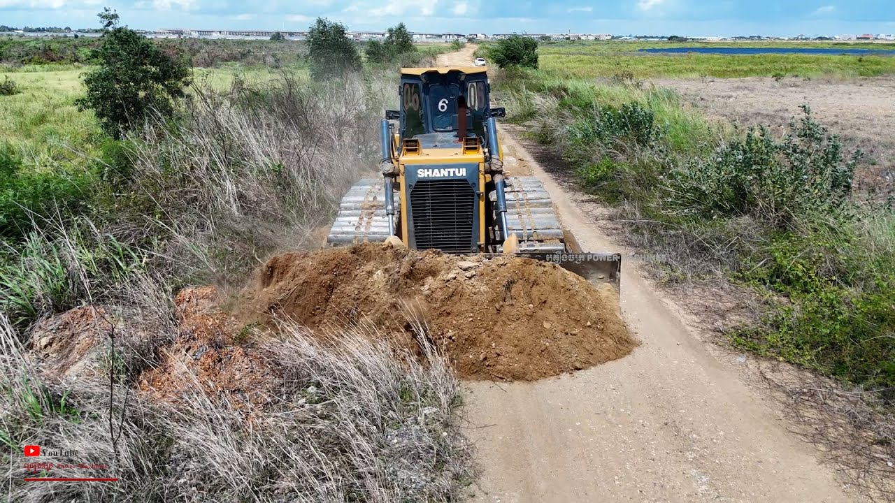 Wonderful Trimming Slope On Road Soils Of Technical Skills Operator Bulldozer Heavy extreme Pushing