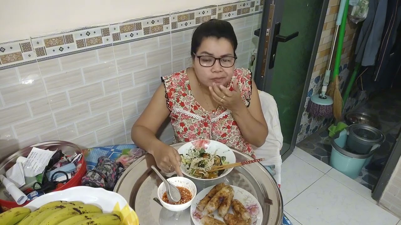 Cá thác lác cuộn chiên ăn với bún Em mời cả nhà