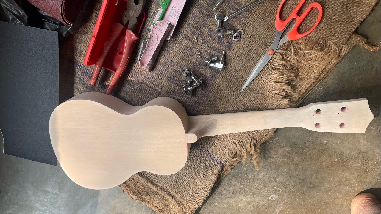 Ukulele taria an’tang Bostu bre’na nangako bre’e