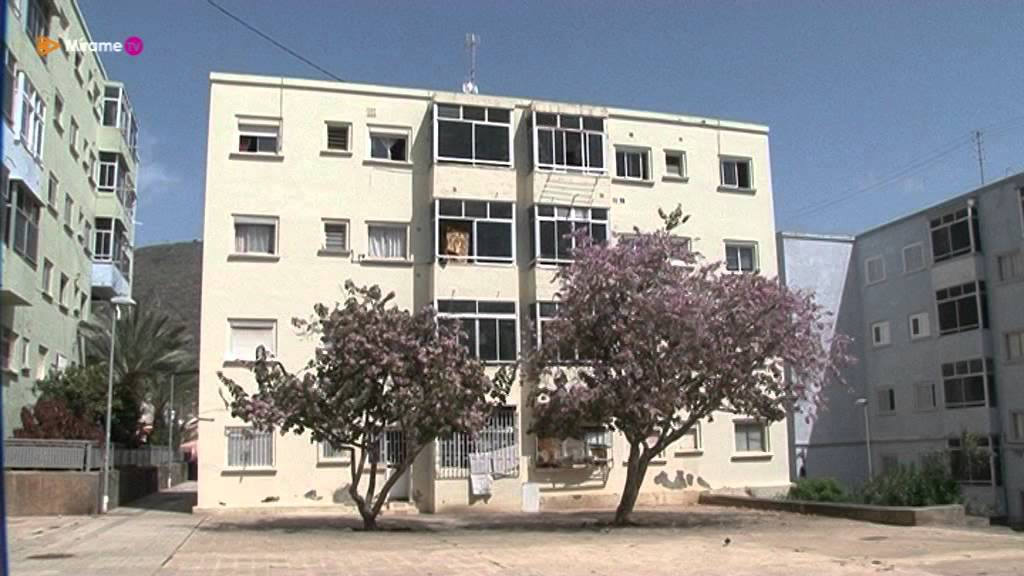 La Salud Alto: 'viviendo entre grietas y humedades'