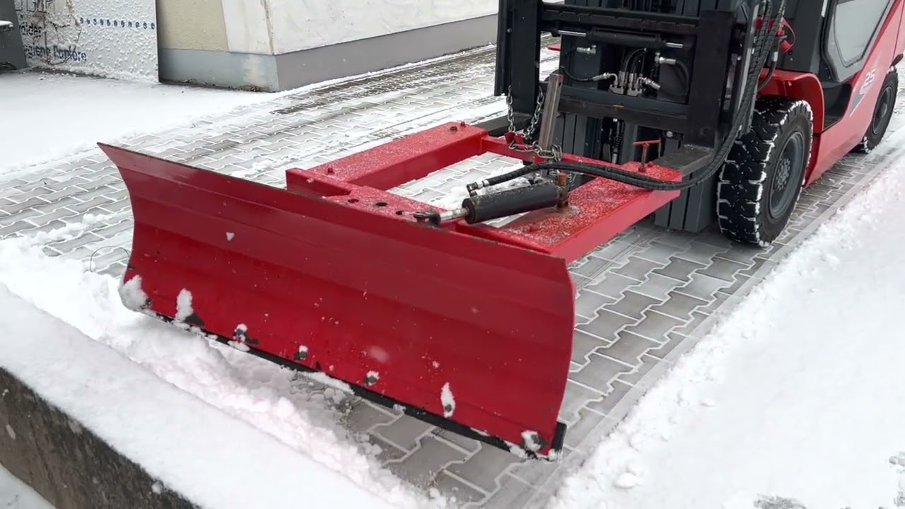 Gabelstapler Schneeräumer Schneeschild im Einsatz