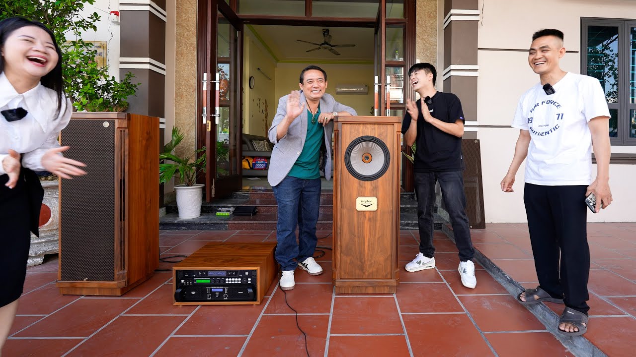 Nghệ sĩ Chiến Thắng cùng LKX giao loa 9930 PRO về Bình Giang, Hải Dương
