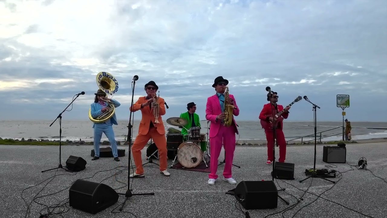 “Isn’t she Brazzo – Brazzo Brazzone live sulla spiaggia | Italo Jazz & World Brass Power”