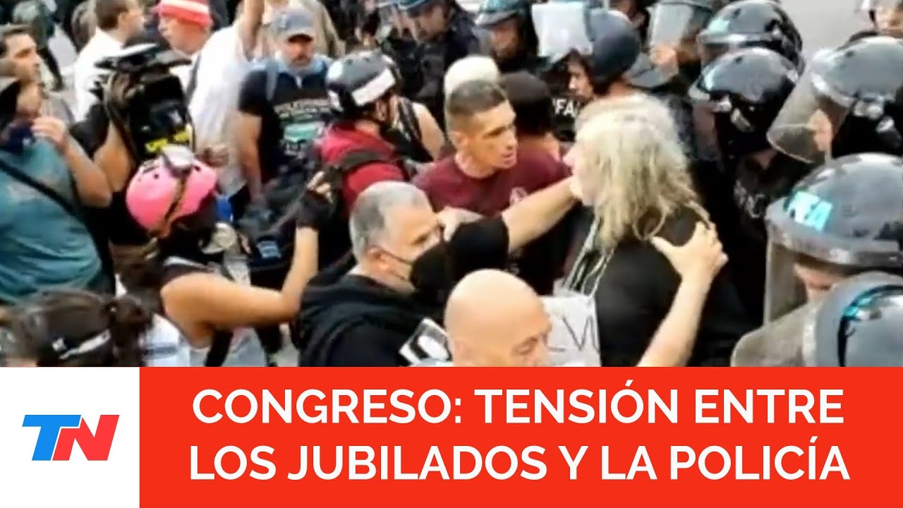 TENSIÓN EN  EL CONGRESO: la Policía impide que los jubilados corten la calle y hay incidentes