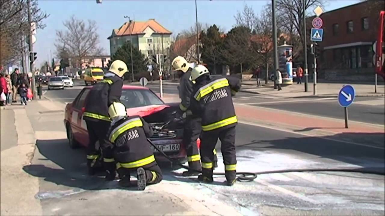 Kigyulladt egy aut&oacute; a Budapesti &uacute;ton