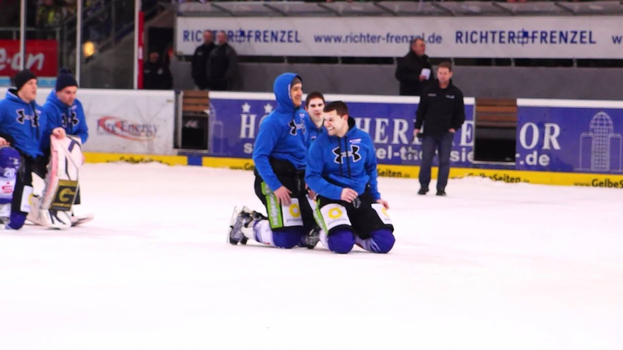 Straubing Tigers 44# Bruno St. Jacques und 82# Jan Guryca Tanzen