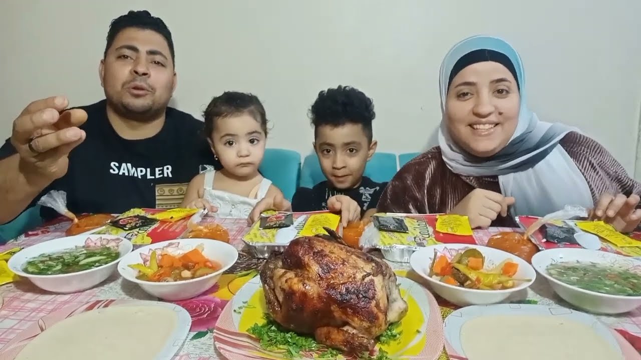 تحدي اكل على فرخه مشويه 😋 2 كيلو وطواجن الكشري وختمناها بهديه جميله من حبايبي 🤗