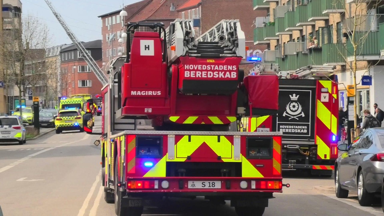 TAGBRAND FINSENSVEJ. HOVEDBRANDSTATiONEN (S18) + POLITI OG AMBULANCE. hovedstadens berdskab og falck