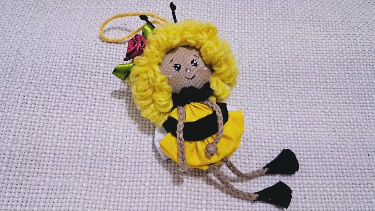 Como Fazer Um Chaveiro Boneca Abelhinha De Fuxico E Cordão Simples E Fácil De Fazer 🌹🐝