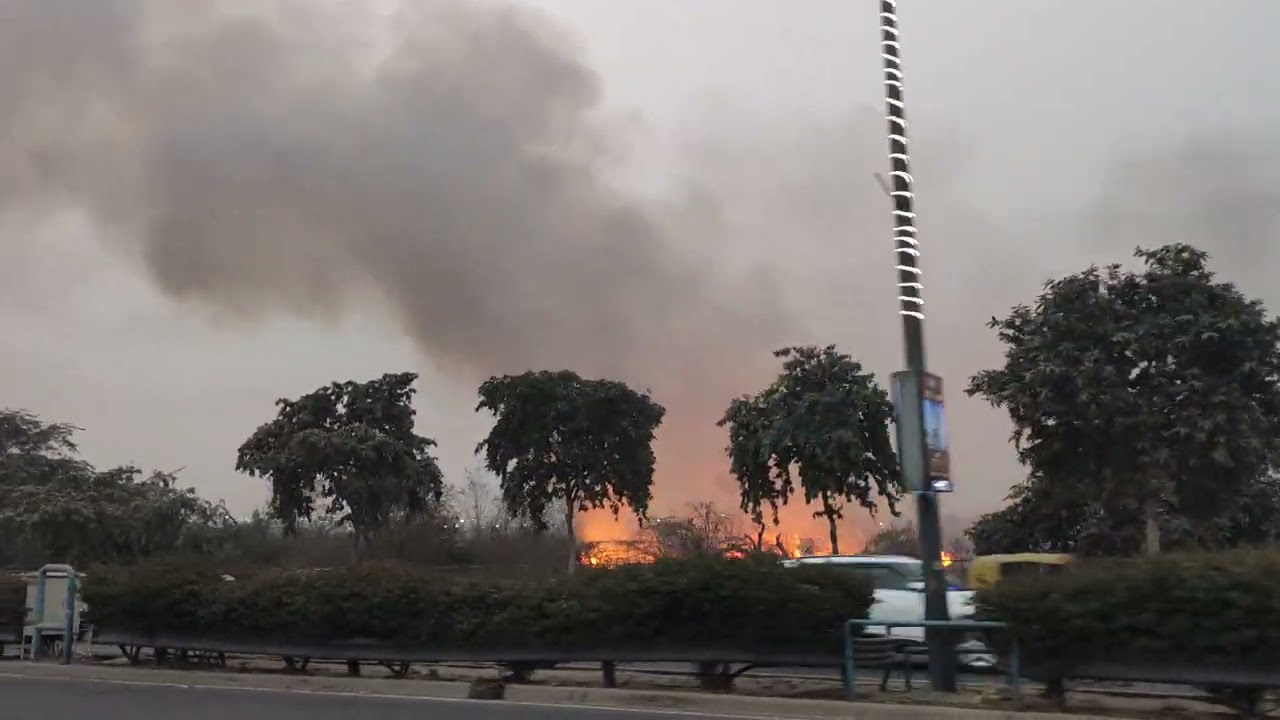 Fire in DND flyover #delhi #fire #dndflyover