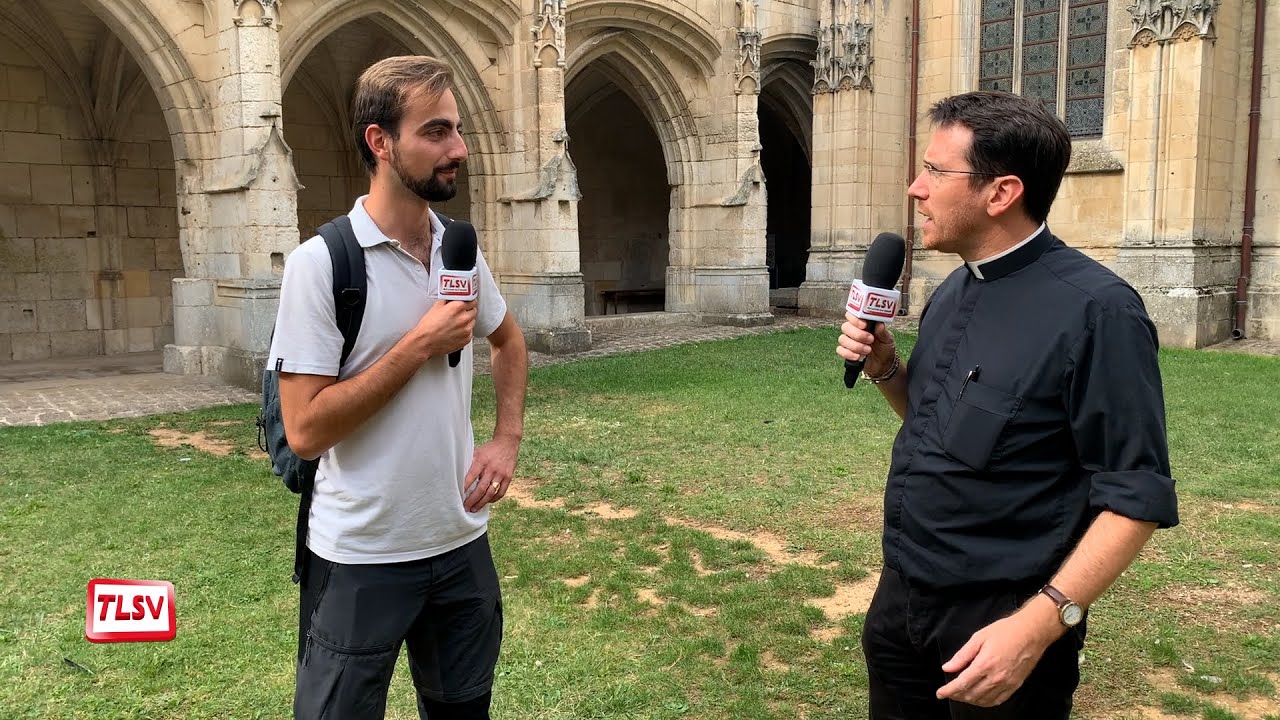 Luçon. Henri d'Anselme,   « l'homme au sac à dos » d'Annecy, a visité la cathédrale