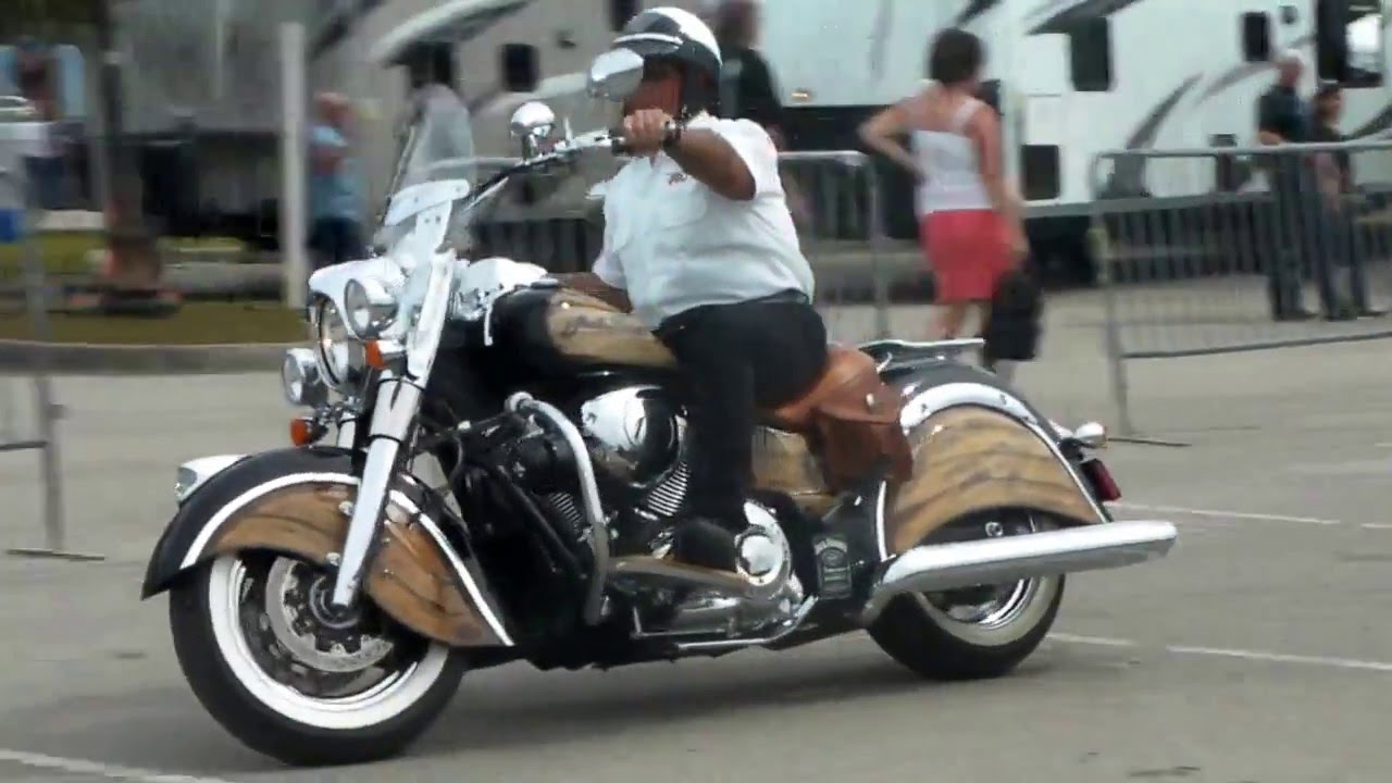 Мотоциклист едет на Indian Chief на BikeWeek 2016