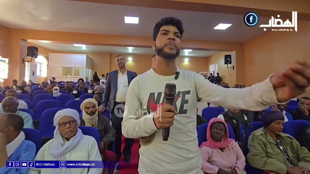 شاهد ... صرخة شاب عاطل عن العمل خلال لقاء الوالي الجديد مع المجتمع المدني بولاية #رقان