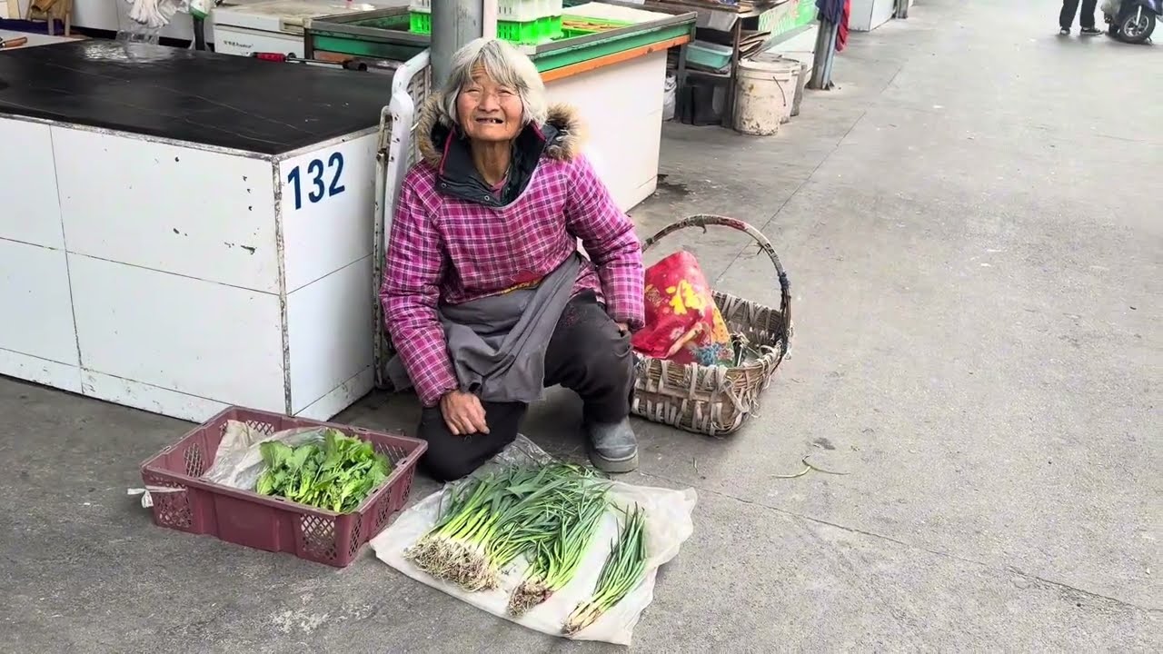 吃了一碗粉，逛完这条街和菜市场/我才发现生意真的不好