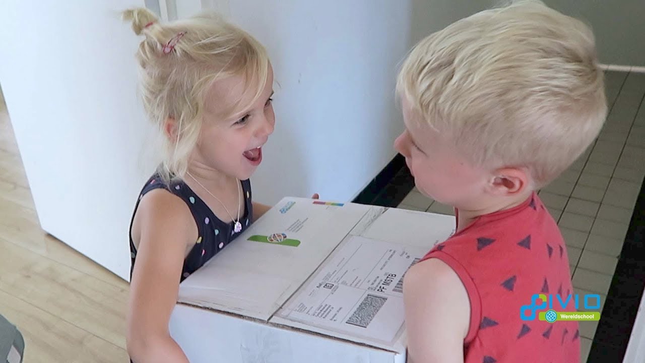 Familievlog: Familie Middelveld unboxen Wereldschool pakket