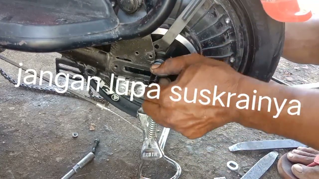 cara buka ban motor listrik bagian belakan