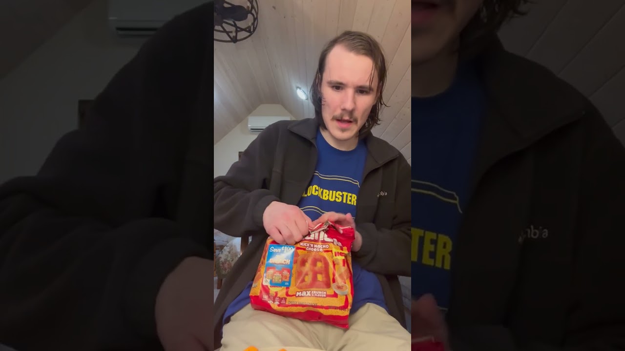 Trying the New Cheez-It Crunch Kick’n Nacho Cheese snack #cheezit #cheddar #queso ￼