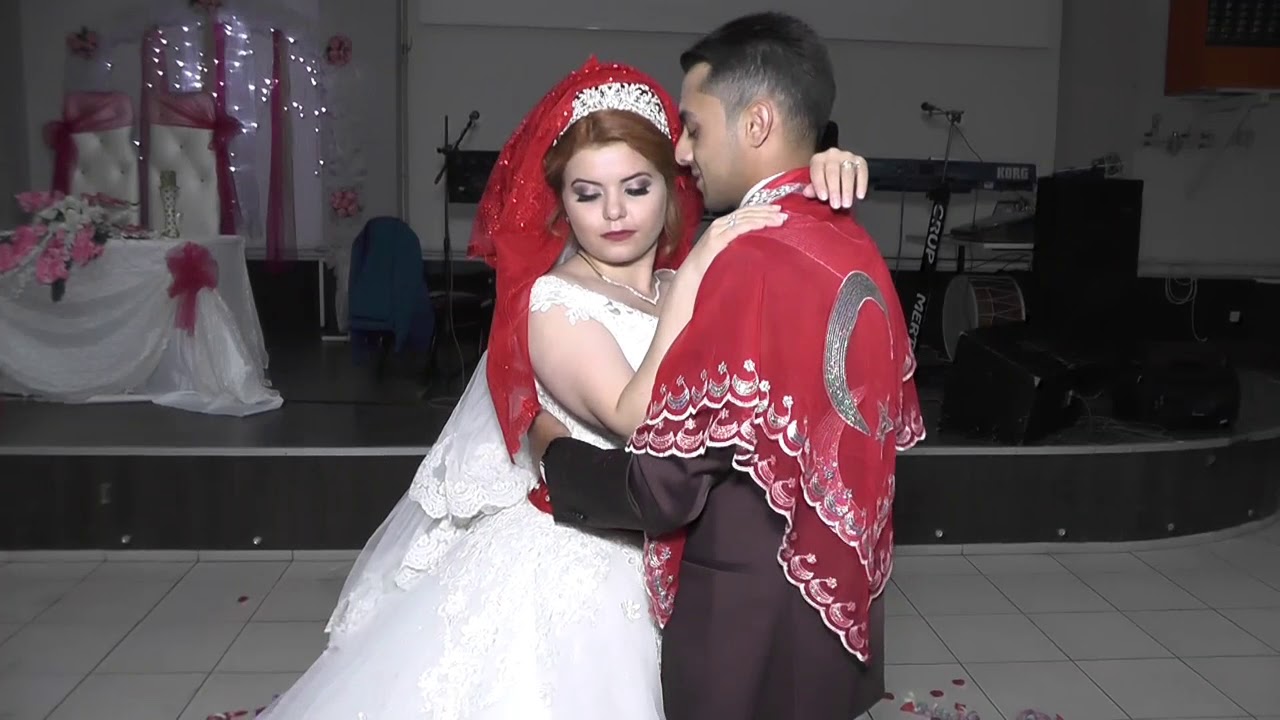 Salona giriş ve ilk dans.  21❤05❤2017 (Nil & Ferhat)