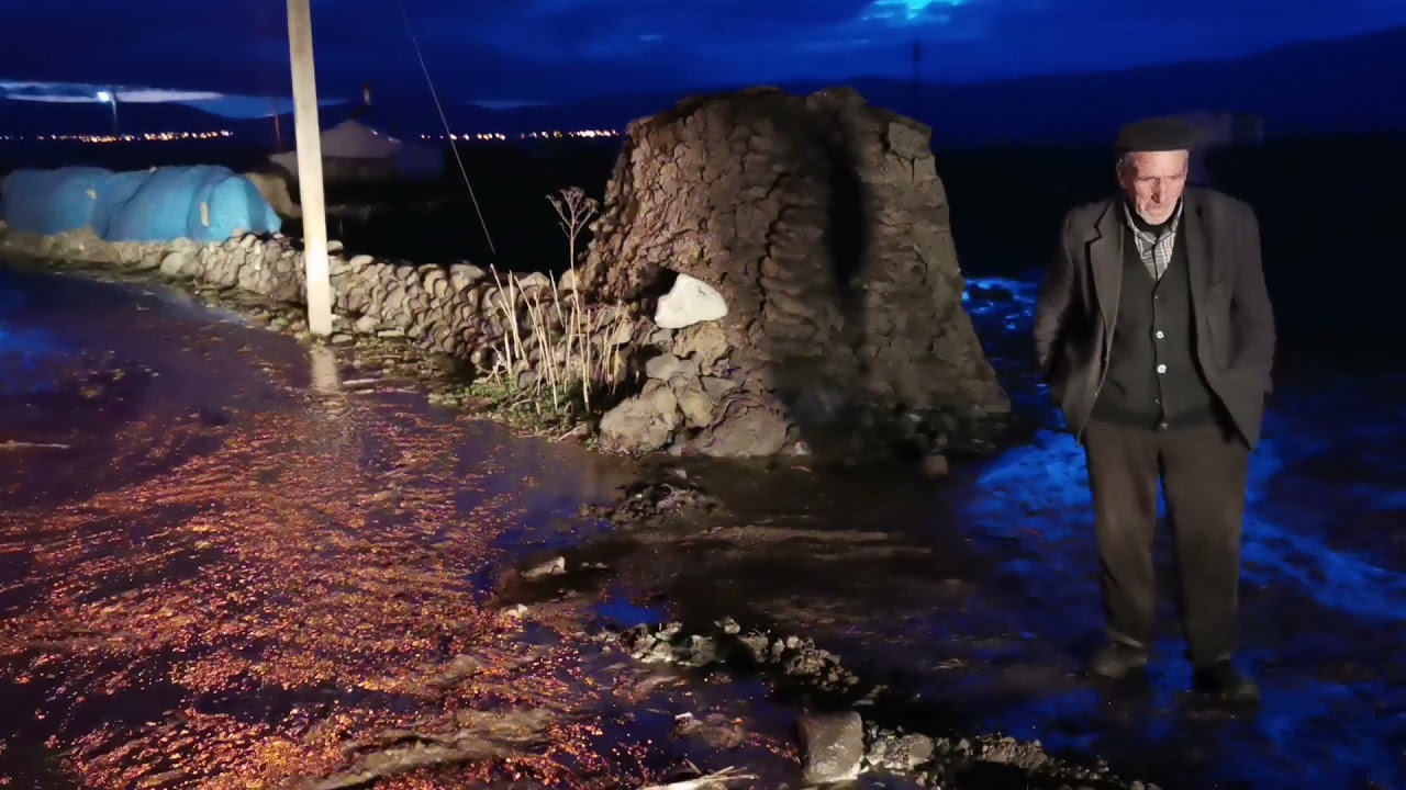 Kanal patladı, köyü su bastı.