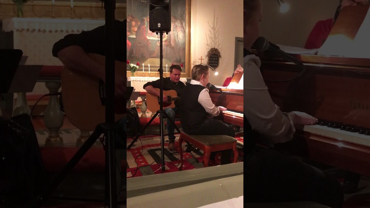 Emilio Walter 10 år. Tomte Boogie i Nöbbele kyrka