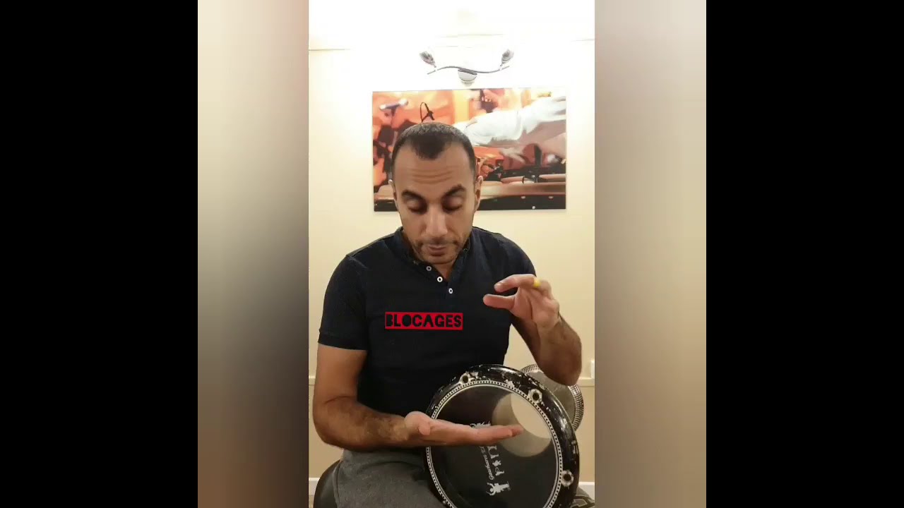Amar Chaoui cours de derbouka sur les Blocages