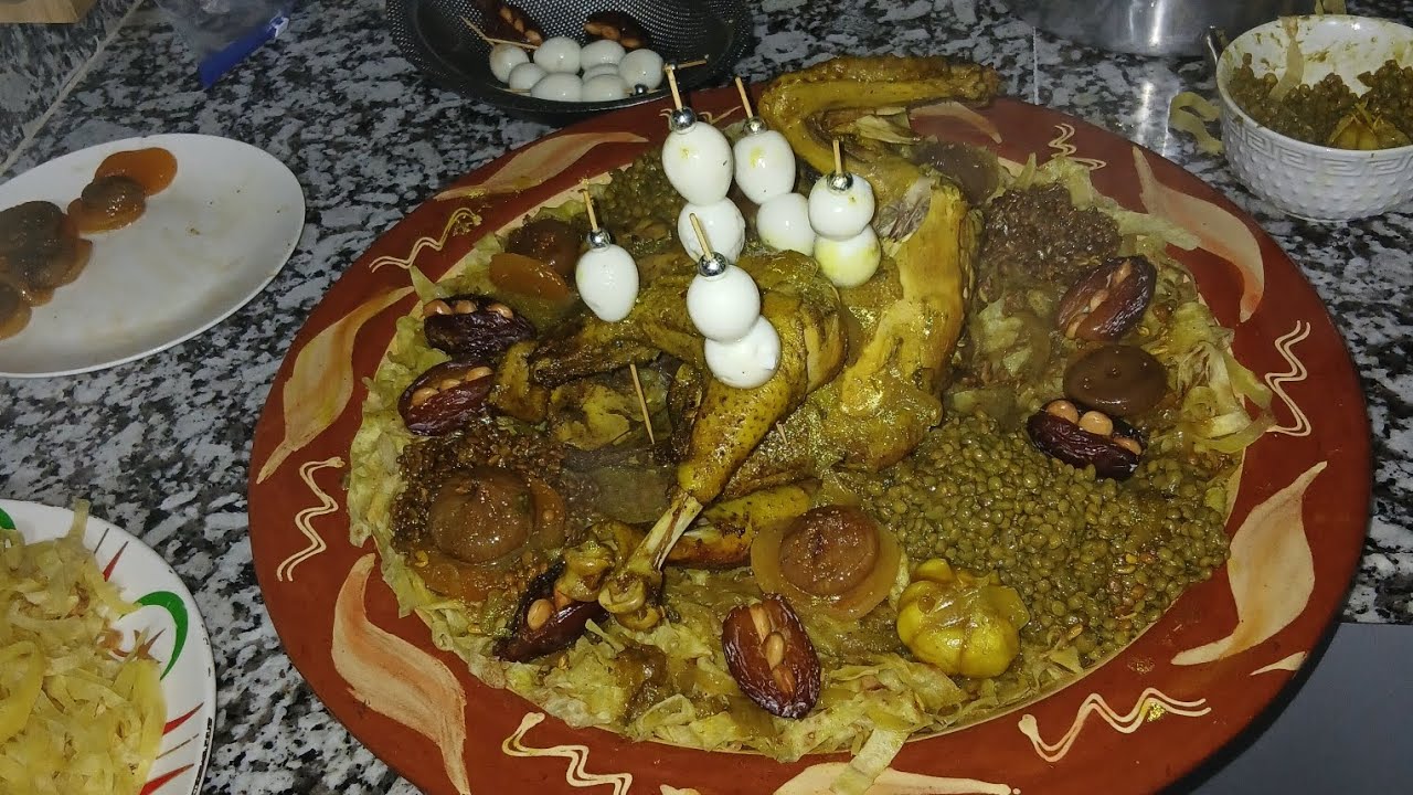 اليوم غنشارك معكم الرفيسة بالدجاج البلدي بالتريد وبيض السمان والشريحة والمشماش معسلين والتمر والعدس😍