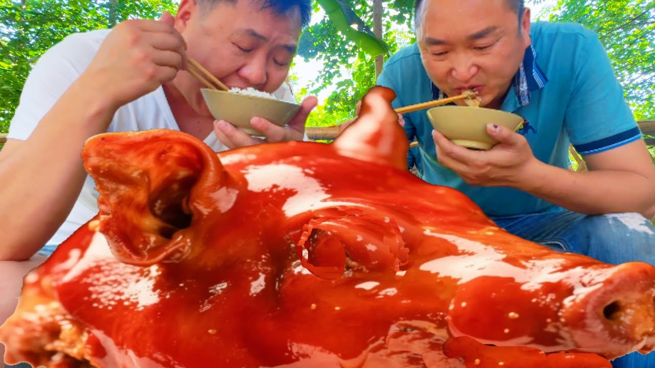 大哥嘴饞想吃肉，二弟燉“臘豬頭”，鹹香入味兄弟倆吃爽了【鐵鍋視頻】