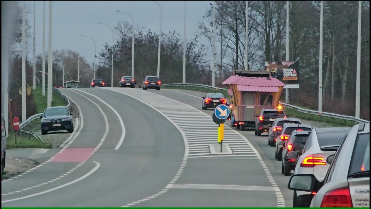 Achter de carnavalswagen rijden | carnaval wagen op de weg
