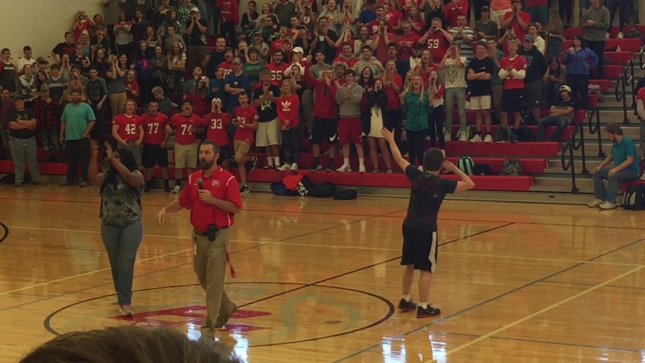 HIGH SCHOOL DANCE BATTLE!!! Wait till the end! BEST DANCE OFF EVER