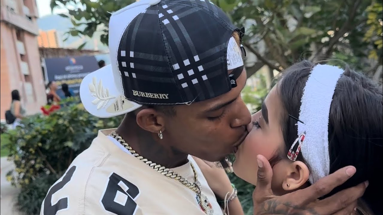 Tía y sobrina les ofrecí dinero por un beso
