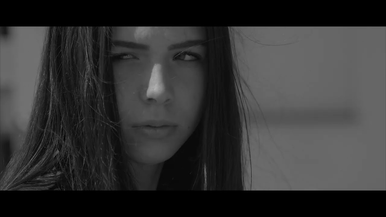B&ouml;r&ouml;czroli ft. Horv&aacute;th Mil&aacute;n - Senkid lenni / Hivatalos video /