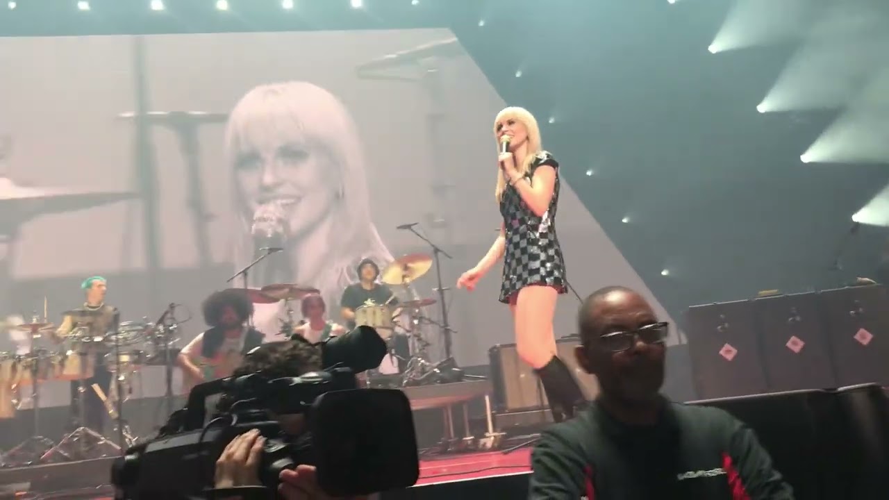 Paramore- Misery Business LA The Kia Forum