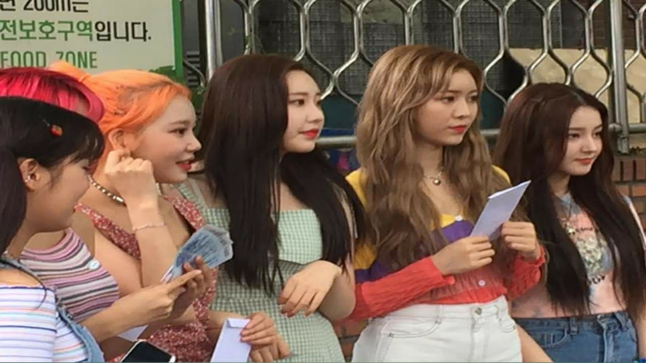 Momoland eats Filipino food