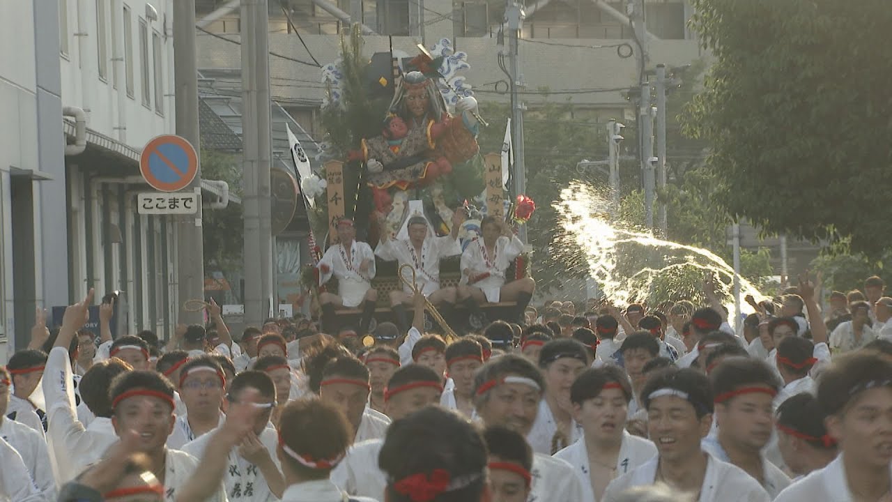 「朝山笠」早朝の博多の街を舁き山笠が駆け抜ける