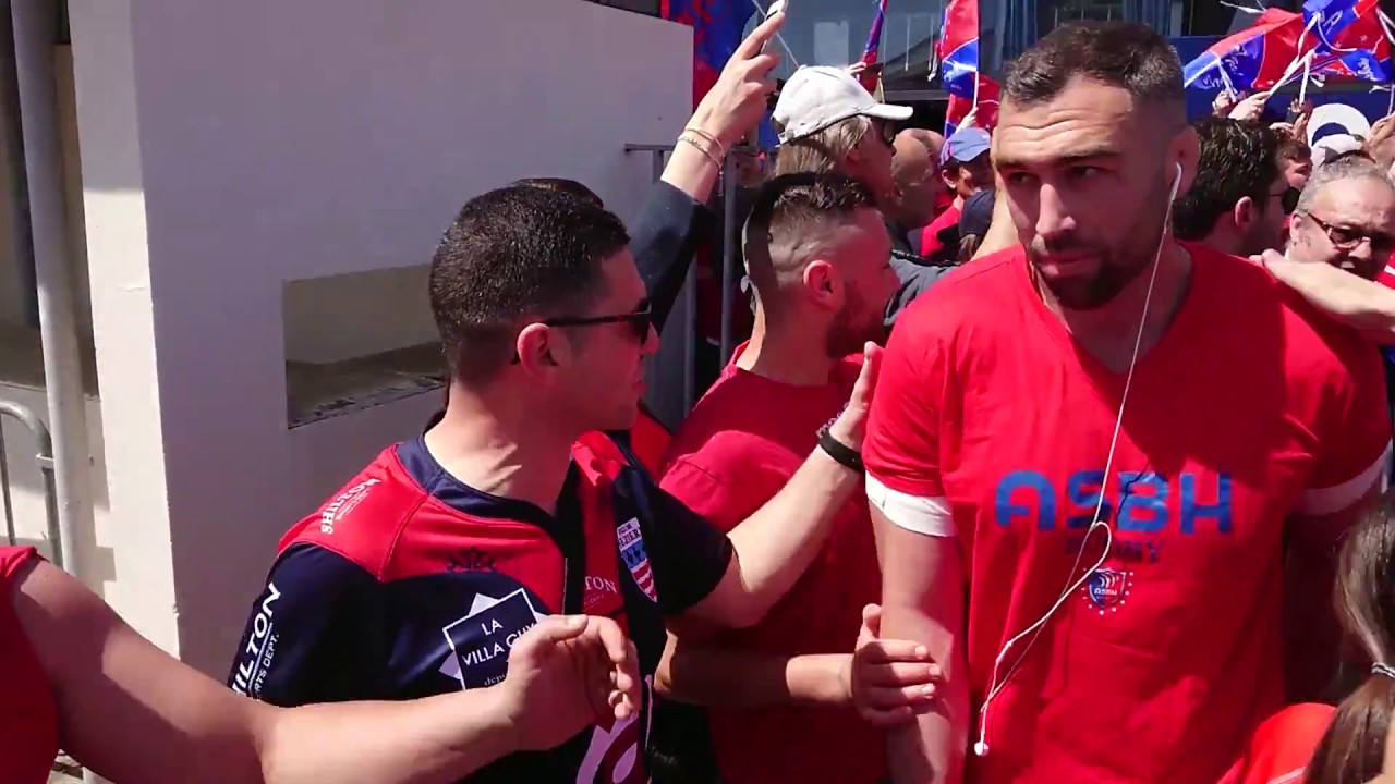 Haie d'honneur pour les joueurs de l'ASBH à Mont de Marsan