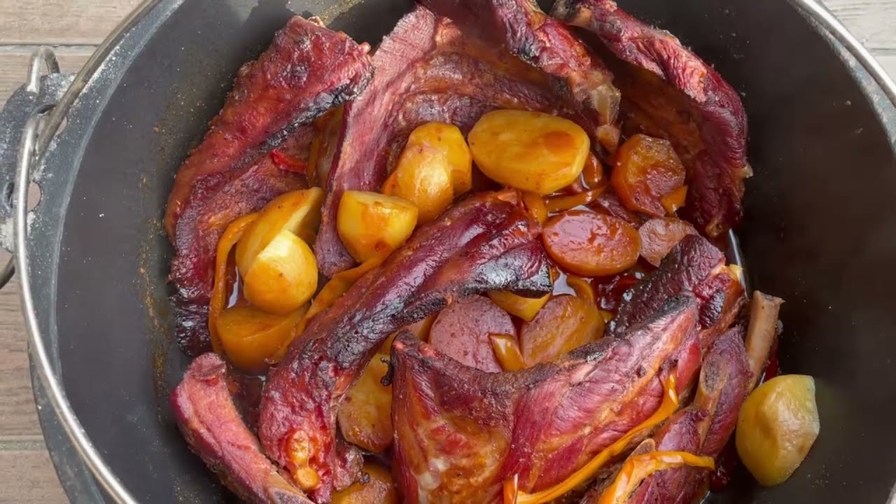 Sch&auml;lrippe mit Kartoffeln, Paprika und leckerer BBQ So&szlig;e aus dem Dutch Oven